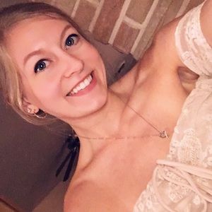 Meet your Posher, Hallie